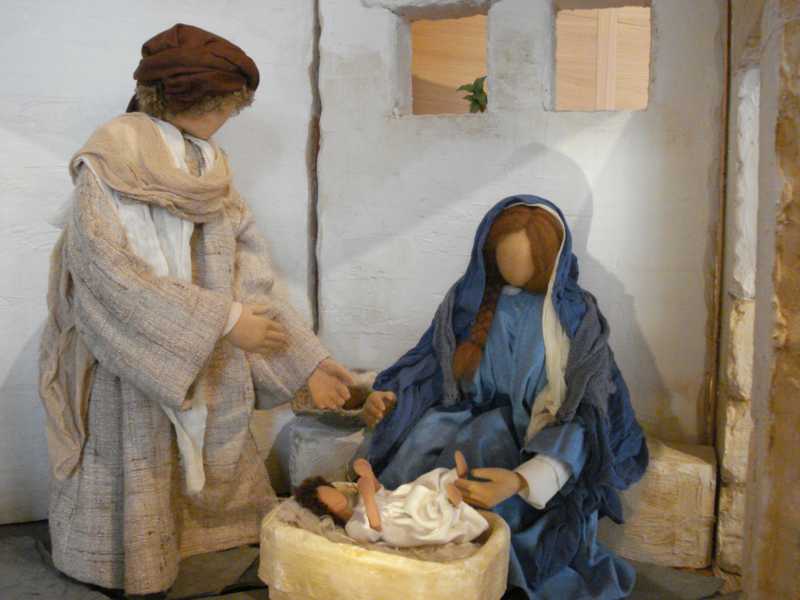 Maria und Josef mit dem Jesuskind im Stall