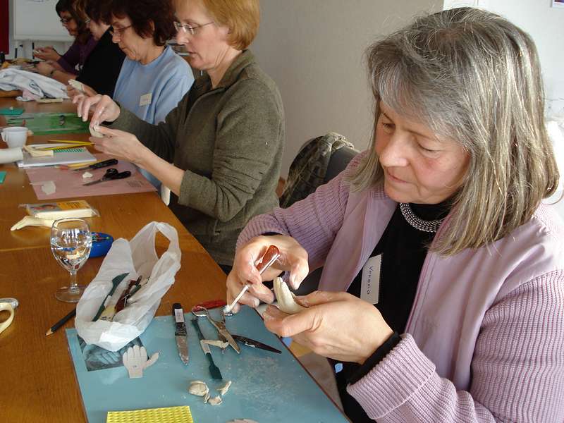 Kursleiterinnen beim Modellieren von Händen für Kirchenfiguren